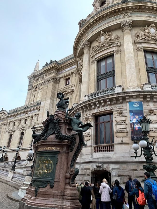 この日は昼公演はないものの、夜公演のリハーサルのため劇場内には入ることができませんでした。<br />それを聞いて帰る人もいましたが、我々は明日帰国するため、見学することにしました。