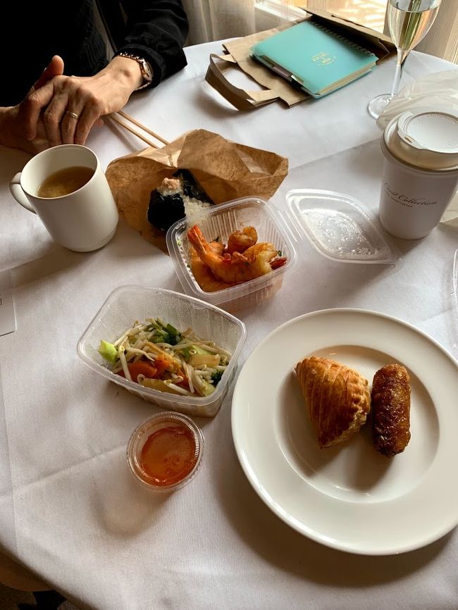 妻の昼食は不本意ながらまたもや権米衛。<br />GONBEI (27 Rue des Petits Champs 75001)<br />今回は私が買い物したところ、こちらが話す間もなく「こんにちは」でした。<br /><br />私は中華総菜屋でテイクアウトすることにしました。<br />Palais Cristal (31 rue des Petits Champs 75001)<br />地元のパリジャンで混雑していました。<br /><br />部屋で一緒に。