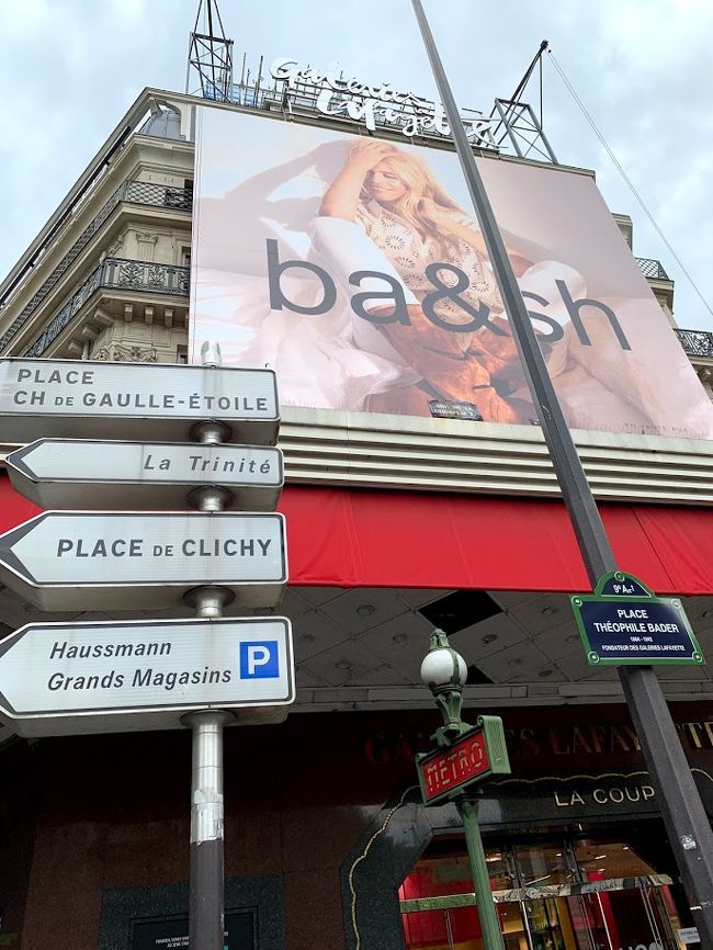 暫く部屋で休憩して、バターの買い出しに。これがこの旅の目的です。<br /><br />メトロでラファイエットへ。<br />モノプリの方が安ったのですが、日本人の帰国と重なり在庫切れでした。<br />ラファイエットにはある程度残っていました。<br />戦利品は宿泊先の冷蔵庫にしまいます。