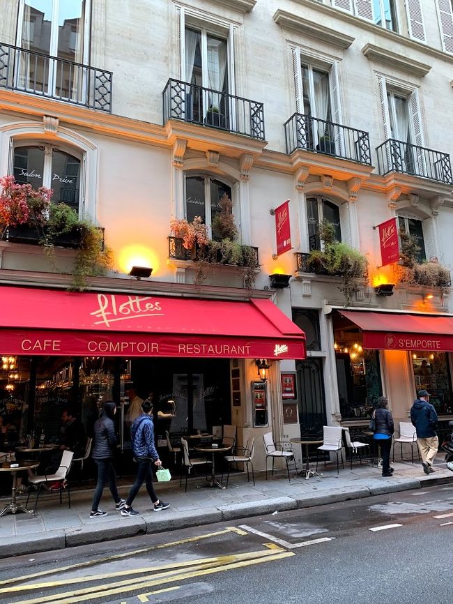 いったん部屋で休憩した後で夕食に出かけます。最後の晩餐です。<br />ガイド本にあったコンコルドのフロット。<br />Flottes (2 Rue Cambon 75001)<br /><br />予約をしないで訪問したのですが、奥の豪華な部屋に通してくれました。<br />フロアの女性のノリがよく、こちらの注文に「Oui monsieur!」と元気に返してくれました。<br />パリの接客は淡泊な印象が強かったので、少し安堵しました。