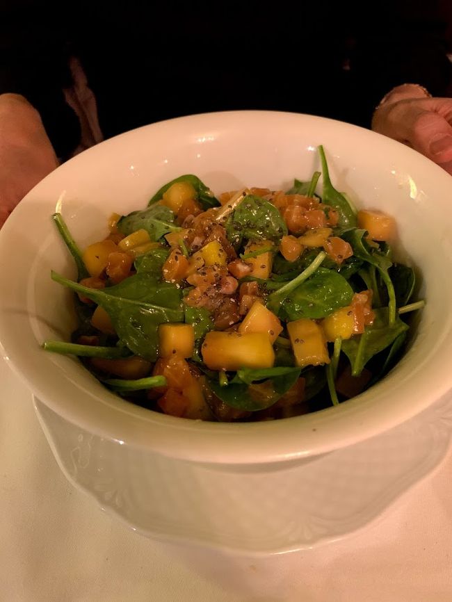 サーモンと果物のサラダ