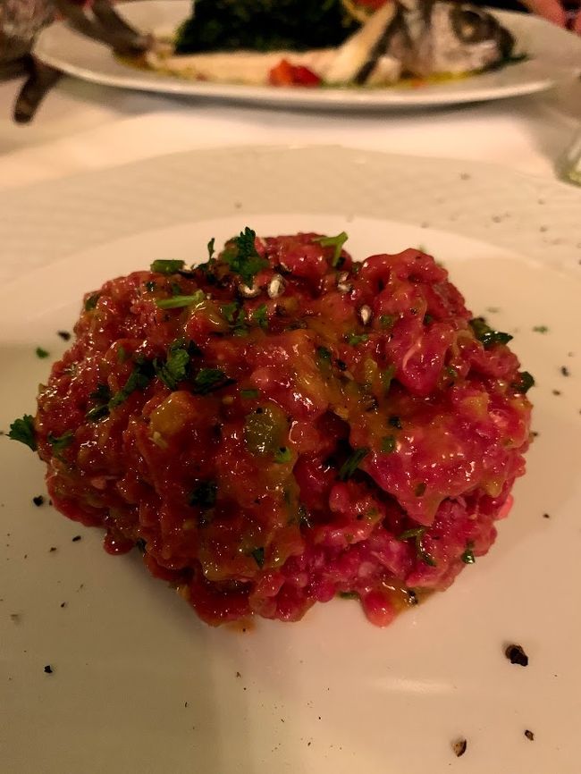 タルタルステーキ。<br />初めて食べるタルタルステーキは、スパイスが利いていて、新鮮で、美味しくいただきました。