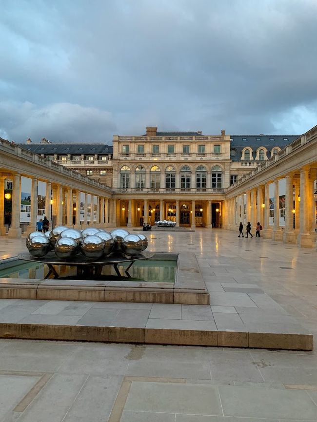 部屋で休憩した後、名残惜しくて、さらに散歩に出ます。<br /><br />隣のパレ・ロワイヤル。