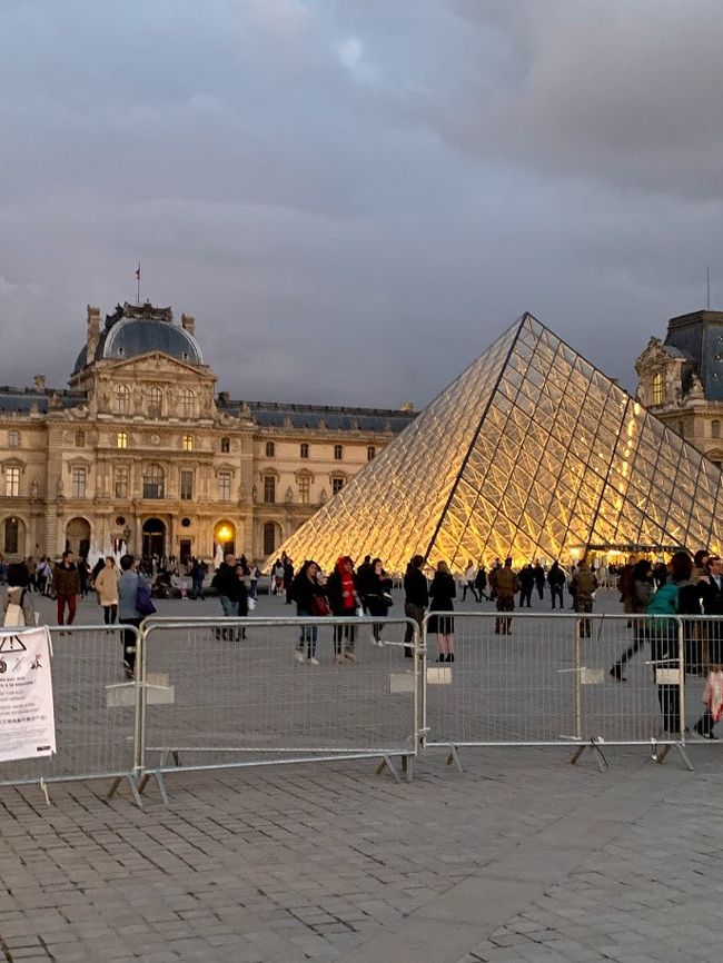 ルーブルのピラミッド。