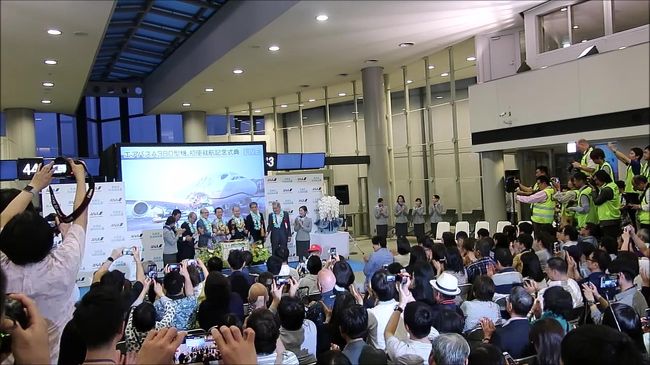 来賓者の方々で鏡開きのセレモニー。<br />よいしょ～<br /><br />https://youtu.be/OpwjGd_0Jjs