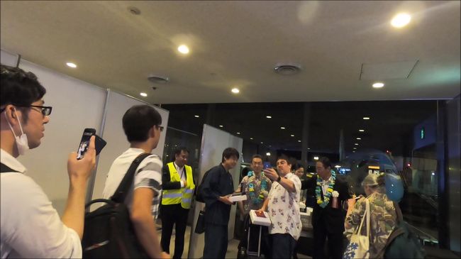 そして、ゲートの先で記念品の配布。<br />なんと、社長さん自ら手渡ししていました。<br />そこでまた記念撮影が始まるので、ちっとも進まない。<br /><br />https://youtu.be/j4yzrzRA7l0