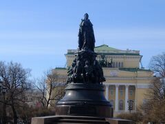 オストロフスキー広場のエカテリーナ2世像 ― 後ろはアレクサンドリンスキー劇場．