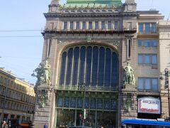 1903年建築のエリセーエフスキー・ビル  ―  現在は高級食料店で上階には劇場.　