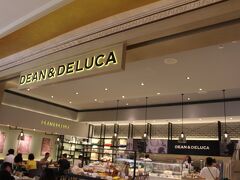 コタイシャトルに乗って、ギャラクシーに来ました。
DEAN & DELUCA で「Macau」と入ったトートバッグを記念に購入しようと前々から考えていたのです。

ハワイで一日40～50個限定のトートバッグをわざわざ並んで購入したので、スタバのご当地マグと同じで、地域限定のがあったら揃えていきたいなと思いまして。
購入しても実際はそんなに積極的には使用しないのです。
訪問の記念という意味合いが強いです。