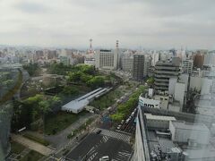 ５月１５日午前７時半。
ＪＲホテルクレメント高松のお部屋で迎える朝。
窓からは玉藻公園（高松城跡）が見えています。