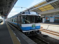 出発時刻の８分前、１０時２分頃になってようやく特急うずしお９号徳島行きが回送列車で入って来ました。
日本全国どこでもですが、最近は特急の始発駅といえども出発時刻間際まで列車が入ってこないケースが増えたので、出発前の車内で旅立ち前のワクワクを味わう時間が短くなってしまいました。