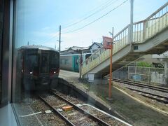 屋島駅。１０時２１分着。
上り特急うずしお８号と行き違い。さらにその奥には高松駅を８分早く出発した普通徳島行きが追い抜き待ち。

30年くらい前にこの駅から高松へ向かった記憶がよみがえりました。
あの時も跨線橋を渡って列車に乗りました。あの時とあまり変わっていないような印象を受けました。
