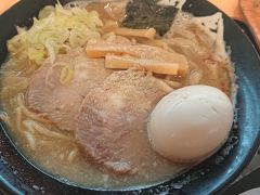 ここから台北での１食目まで長いので(という言い訳だけども)、早朝ラーメン

飛行機では座ったら即、爆睡。便は5:55のPeach。