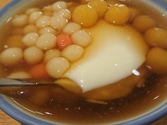 迪化街で買い物して、杏仁豆腐で評判のここへ。私は杏仁豆花に芋圓と湯圓をトッピング。風味は杏仁、食感は豆花。