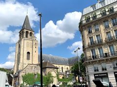 さらに歩くと、駅前に、
サン・ジェルマン・デ・プレ教会
Eglise Saint-Germain-des-Prés (3 Place Saint-Germain des Pres 75006)
