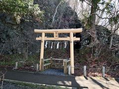 　島の向かいには，「風ノ神」，「火ノ神」と記された一対の鳥居があった。