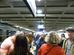 ポンペイへはナポリ中央駅の地下にあるヴェスーヴィオ周遊鉄道ナポリガリバルディ駅から行きました。

13:43の電車に乗れ約30分ぐらい14時すぎ定刻にPOMPEI SCAVI VILLA DEI MISTERIに着きました。落書きだらけのおんぼろ電車ですがスピードはかなりでます。怖かったです。
時刻表張り付けときます。
https://www.eavsrl.it/web/sites/default/files/eavferro/NAPOLI%20SORRENTO%20L1.pdf