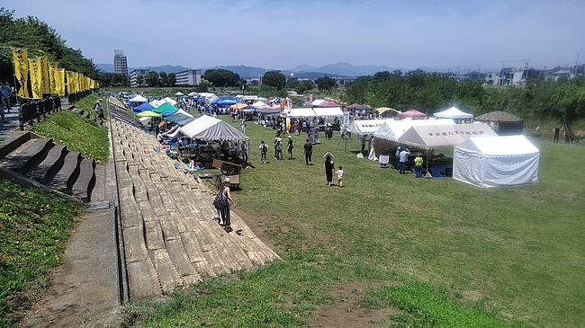 やっと土手だ<br /><br />此処が会場<br />こんな感じなんだねぇ