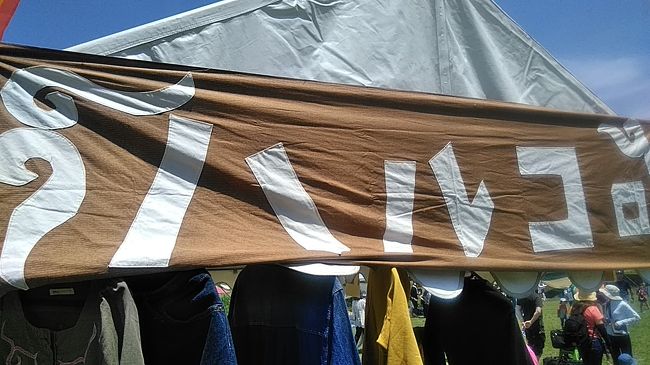 食べ物を持つ　<br />直訳はそんな感じだと思った<br />こんなに立派な幕があるんだね<br />ブースが大きい！！<br />やる気感じる！！