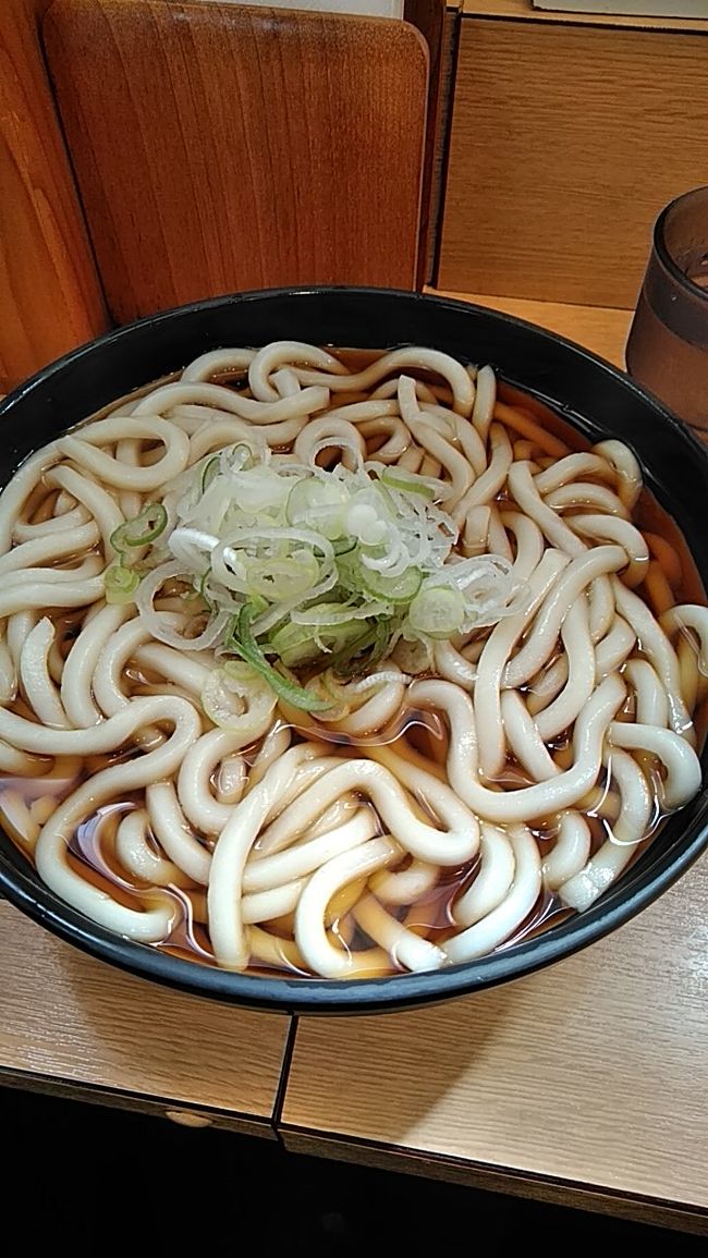 駅前の　じんやで<br /><br />大盛かけ饂飩２７０円だったかな
