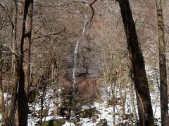 　落差約80ｍの「不老の滝」。細く長く落ちて通年枯れることがない。この辺りは滝が多く，続く「白糸の滝」,「白絹の滝」及び「双白髪の滝」と合わせて，「一目四滝」と呼ばれている。