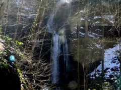 　落差約25ｍの「雲井の滝」。角度を変えながら３段に弾んで落下する，水量が多く勇壮な滝