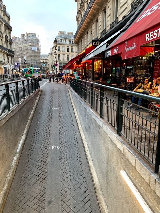 「ミッション：インポッシブル／フォールアウト」でトムクルーズがバイクで飛び出てきた駐車場出口（“トムの出口“）。<br />「ビストロ ピラミッド」の前です。