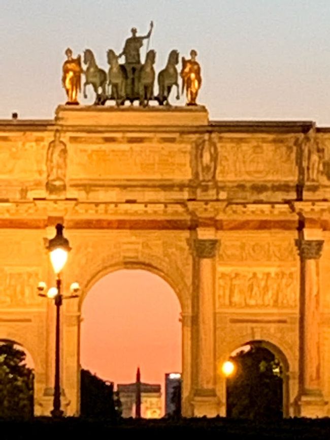 カルーゼル凱旋門の向こうにエトワール凱旋門。<br />途中にコンコルド広場のオベリスクも見えます。