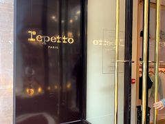 妻が来たかったというレペット。
Repetto (22 Rue de la Paix 75002)