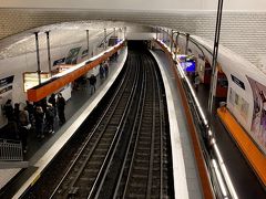 歩いていたら雨が降ってきましたので最後にメトロに１駅だけ乗りました。