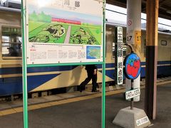 6:55　川部駅に着きました。（弘前駅から９分）

下り列車（五能線・弘前行）と行違うため８分間停車します。
当駅から運転方向が変わり、五能線に入ります。