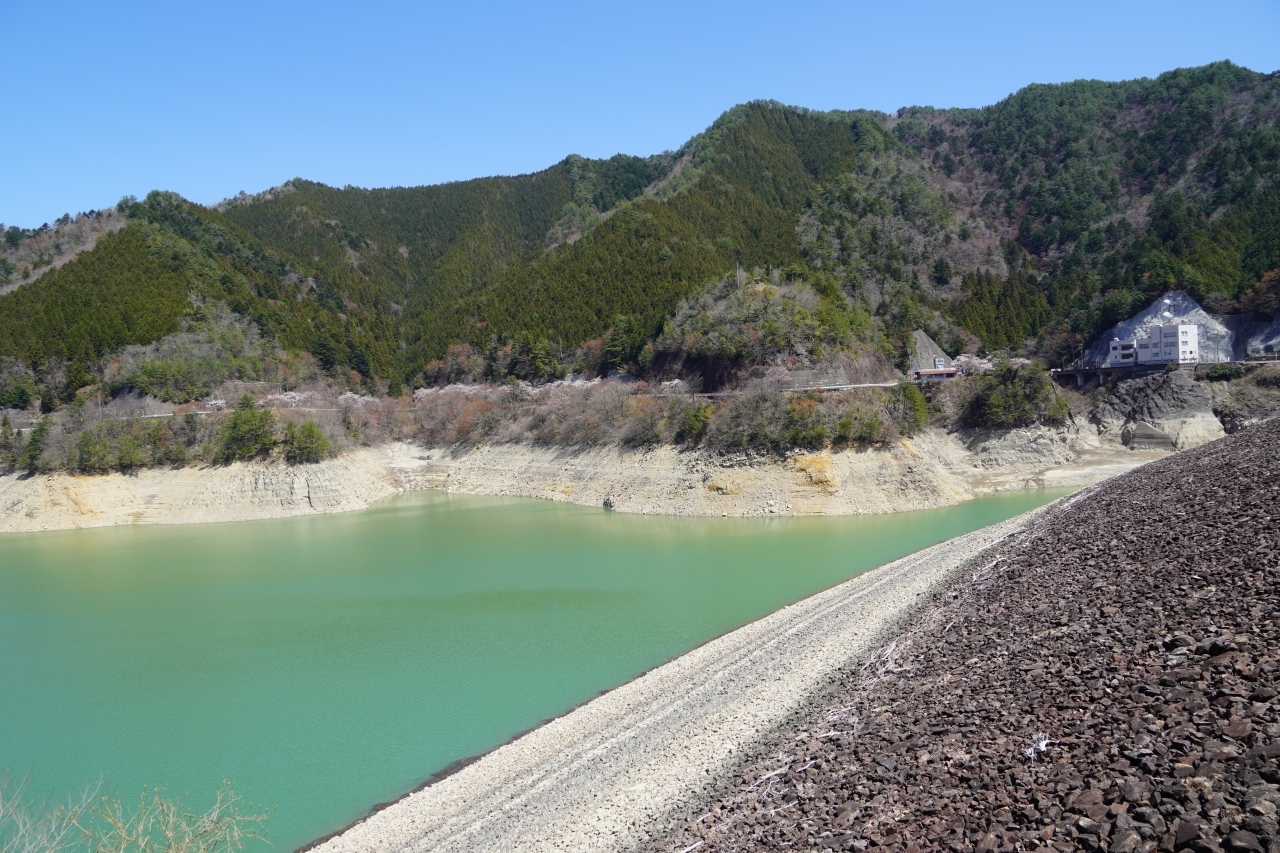 岩屋ダム（ロックフィルダム）
　独立行政法人水資源機構が管理する高さ127.5メートルの傾斜土質遮水壁型ロックフィルダム。
　貯水量はかなり減っていました。
　対岸の道路沿いは、桜並木でした。