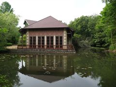 ちょうど春薔薇の季節なので河津バガテル公園に。
これは睡蓮のさく池の前の元レストランの建物。なかなかいい施設でしたが、経営改善？として町に経営移行したときに閉店に。