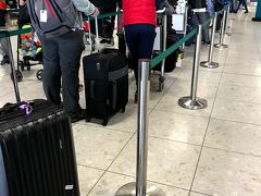 【Dublin Airport】
予定より少し遅れて空港に到着し、すぐに列に並んで荷物を預けます。成田の列に比べれば全然短いですね笑