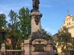 Adam Mickiewicz Squareです。
アダム・ミツキェヴィチという詩人・政治活動家の銅像です。

