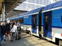 青い列車「rail jet」でウィーンまで移動です。
今回は指定席、24ワゴンの91と93。