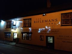 最後に・・・
グラストンベリー最終日の夜に入ってみたレストランをご紹介します。
お店の名前は「The Riflemans Arms」。
St Anne's B&Bとチャリス・ウェルの中間地点にあるお店で、
なんだか素敵な雰囲気を醸し出しているので、
初日から気になっていたお店でした。
最終日に「ヨシ、入ってみよう！！」と思い、入ってみることに。