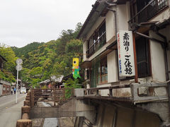 「道の駅奥熊野古道ほんぐう」から「熊野本宮大社」へ。到着したのは１５時過ぎだったかと思います。御参りして御朱印をいただきました。翌朝に行く予定でいましたが、もしかするとまだ授与所が開いていないかもしれないなーと思い、先にいただくことにしたのです。

それから「湯の峰温泉」へ。開湯1800年、熊野詣において湯垢離場として栄えた日本最古の湯らしいです。狭い山道を抜けた先にある小さな温泉街です。