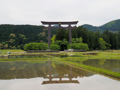 もともとは熊野川、音無川、岩田川の合流点にある「大斎原（おおゆのはら）」と呼ばれる中洲に「熊野本宮大社」がありましたが、明治22年の洪水で被害を受け多くが流出してしまい、現在の場所に移築・遷座されたそうです。今は中洲ではありませんが、跡地を見ることができます。