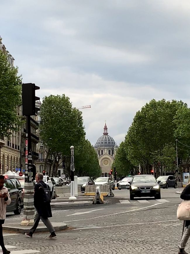 マドレーヌ寺院の前の通りの突き当りにサントーギュスタン教会が見えます。<br />Saint-Augustin Church (8 avenue Cesar Caire 75008)