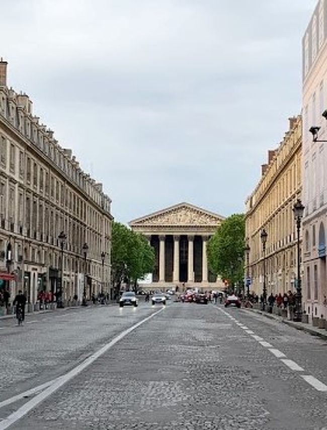 食後は少し散策。<br /><br />マドレーヌ寺院<br />Église de la Madeleine (Place de la Madeleine 75008)