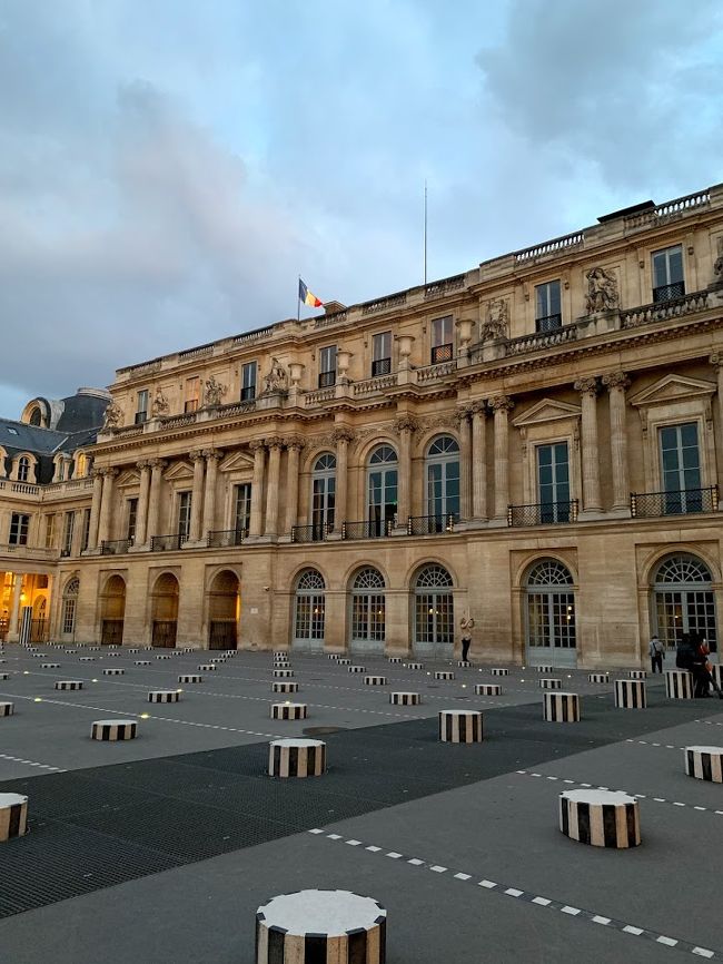 円柱のオブジェ。