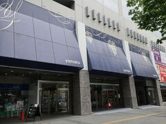 山交百貨店は、甲府駅南口を出ると
左手にドーンと建っています。
青色のひさしが百貨店ぽいです。
ひさしのデザインは山梨らしくブドウです。