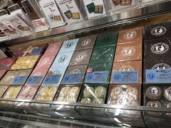 北海道物産展に行くと必ずあるスナッフルズのチーズケーキは函館のお菓子なのでお店をのぞいてみます。ココナッツやティラミス味など初見のものも多数あります。