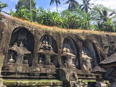 世界遺産グヌンカウィ。こちらの4基は王妃の陵墓。