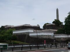 東口（舞鶴陸橋口）を出ると甲府城址が広がっています。