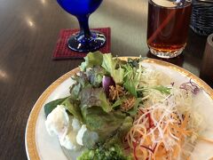 この日は日暮里のラングウッドホテルでランチ。
メイン１つ選んで、サラダやパン、デザートはビュッフェ。
サラダは種類少な目…。