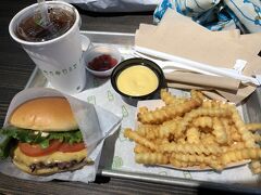 最後は大好きなシェイクシャック♡♡

チーズポテトのチーズは別添えにする派です笑

仕事のため東京に滞在していたのですがあちこち食べまくって美味しい思いをしてました笑

旅行記とも言えない食べ物写真の記録ですが、読んで下さった方いましたらありがとうございますm(_ _)m