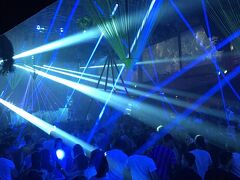 ここで帰る組と次に行く組に別れました。

あ、この旅は友人たちとの７人旅です。

私はスマホの充電１桁をなんとか保ちながら、数少ない写真を撮ります。

泡パーティーは曜日が限られていて、この日はありませんでした。
こちらのクラブの方が、若者も多くてパワーがありました。

これで2時ごろ。
クラブは朝までやっているため、人々はまだまだこれからといった様子。

しかしながら我々はこれにて撤退。

タクシーでホテルへ帰り、寝落ちしました。

翌日に続く