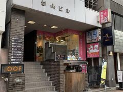 GINZA7という銀座にある簡易宿所に一泊しました。ホテルはこのビルの8階にあります。